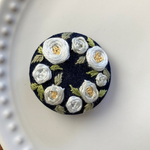 刺繍くるみボタン（ヘアゴム/ブローチ）