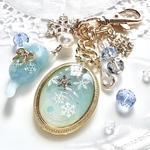 水中の雪の結晶と懐中時計キーホルダー(ブルー・1)