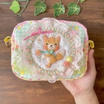 お花どうぞ♪ふんわりシッポのキツネさんポーチ／羊毛刺繍アップリケのスクエアポーチ
