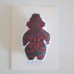遮光器土偶の刺繍ブローチ（グレー／レッド）