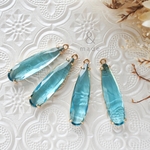 【2個】ロングドロップクリスタルチャーム　アクア　水色　雫形　ガラス
