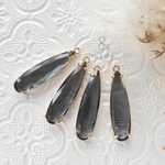 SALE!【2→4個】ロングドロップクリスタルチャーム　グレー　灰色　雫形　ガラス