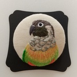 ホオミドリウロコインコの刺繍ブローチ