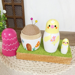 R様オーダー品＊ピンクの屋根の小さなお家針山＊折れ針入れ＊オカメインコ＊芝生台座付♪裁縫セット