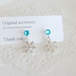 雪の結晶　ノンホールピアス　イヤリング　冬　ターコイズブルー　スワロフスキー　12月誕生石カラー　クリスマス 