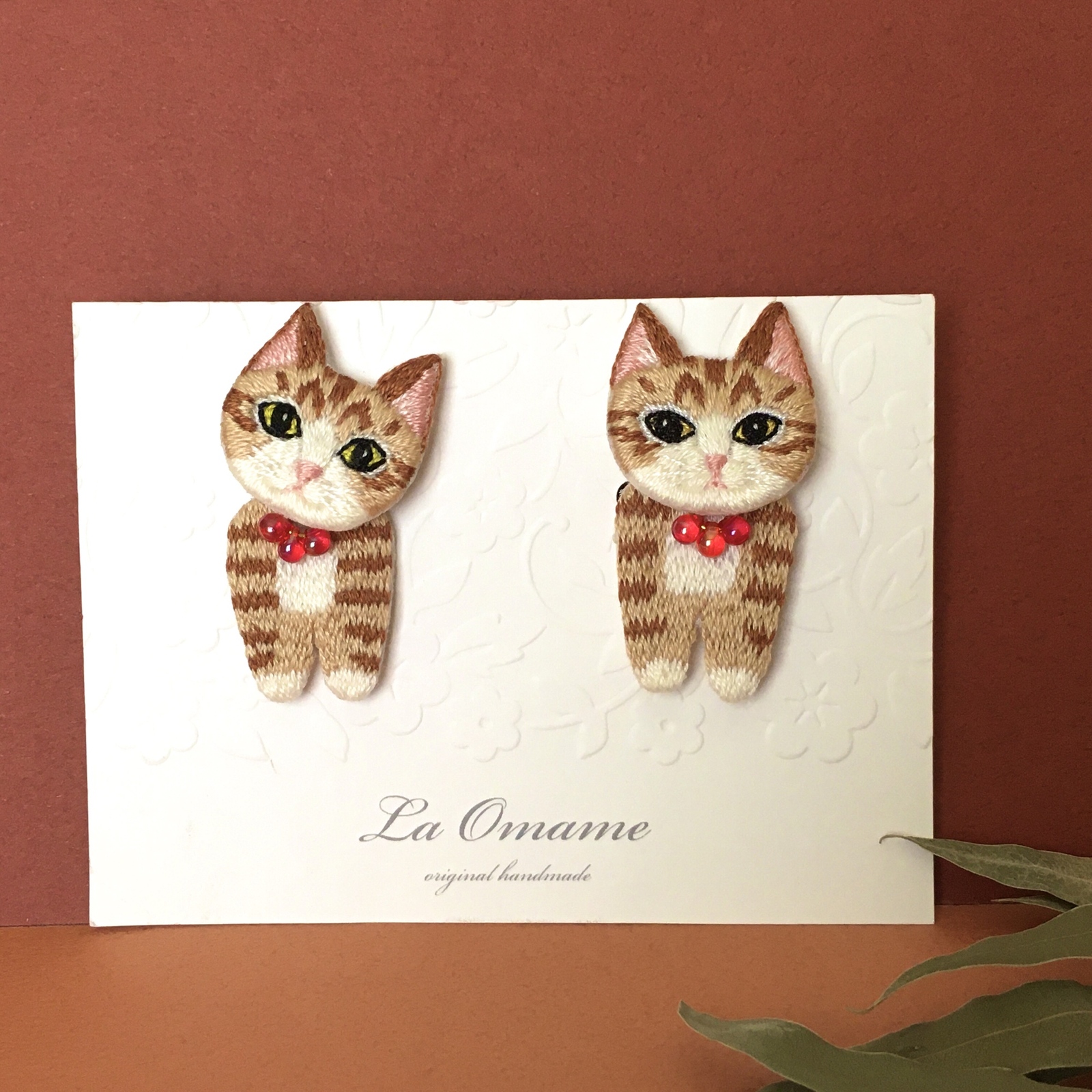 受注製作】茶トラ猫ちゃんのお散歩・揺れるイヤリング - la_omame 