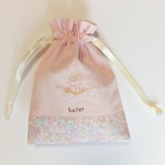 バレエ刺繍　巾着(ピンクチュチュ×Chive①)