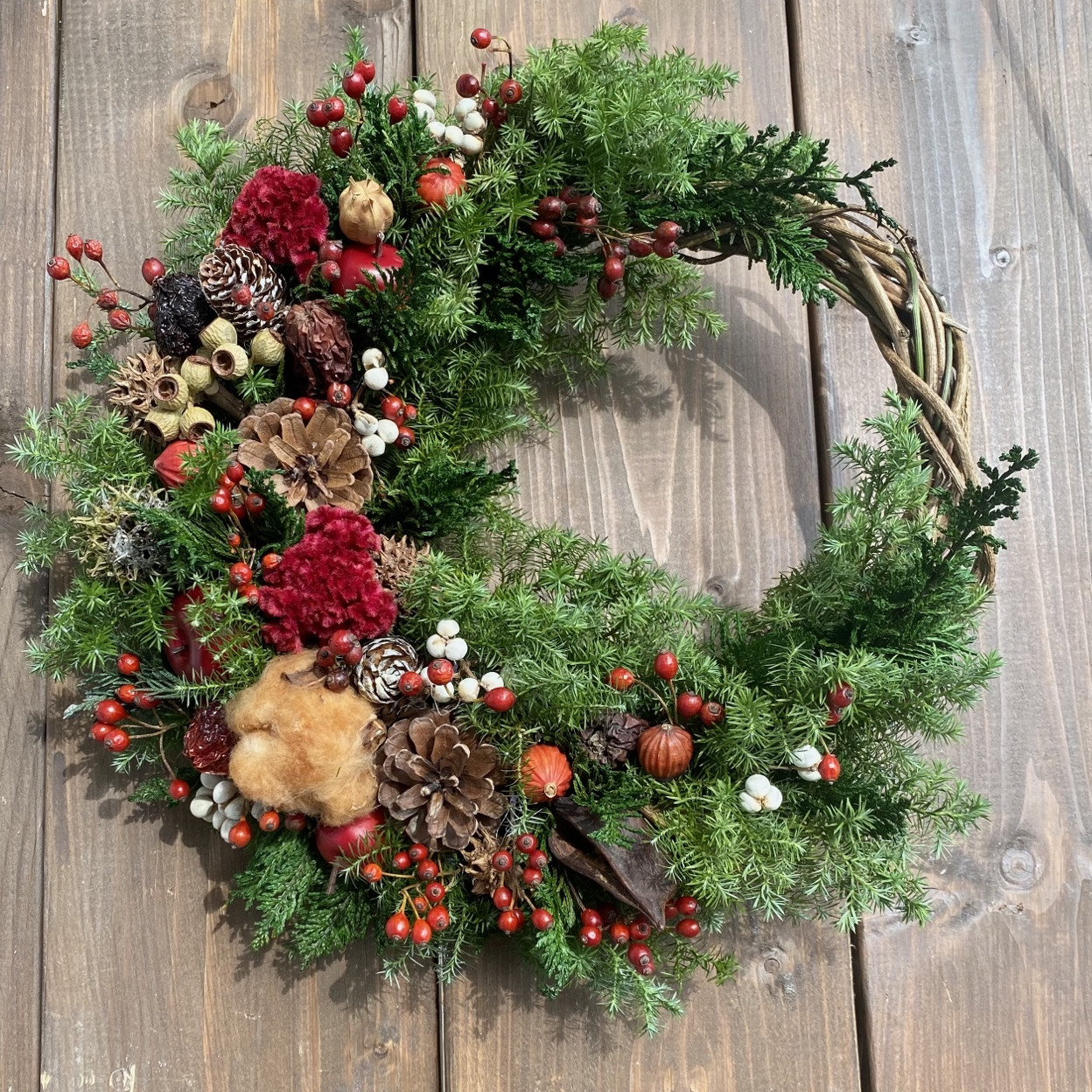 コニファーと木の実のハーフリース クリスマスリース コットンフラワー