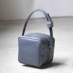 ITALY-GRAY・キューブポシェット◎２WAY機能・内装キーホルダー付き：ポケット機能充実しています。
