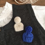 ポンポンニット帽のブローチ　ミニチュアニット帽ブローチ　大きめポンポン　単色ブルー