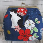 ぷっくりがま口ポーチ　(,猫と花手鞠　和柄　青)