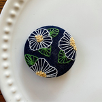 刺繍くるみボタン（ヘアゴム/ブローチ）
