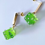 金色スティックから揺れるサイコロみたいな氷砂糖のピアス