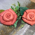 本革の薔薇のブローチ
