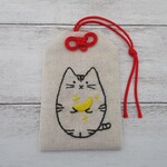 猫ひげお守り袋（光る月をもつ猫）