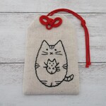 猫ひげお守り袋（子猫抱っこ猫）