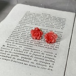 567.合成珊瑚の薔薇（レッド系）のシンプルピアス