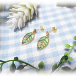 レジン葉っぱのピアス（グリーン）