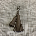 レザータッセルチャーム アシメデザイン