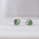 koishiプチカケラピアス┊ エメラルドとオパール5月誕生石 天然石 原石アクセサリー