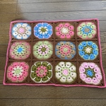 かぎ編み　フラワーモチーフ　マルチカバー　（キュートカントリー）　ハンドメイド　編み物