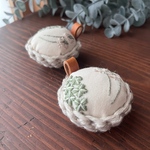 手刺繍と編みかごの針山さん