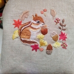 手刺繍がま口「りすとどんぐり🐿️~秋の庭から~」