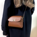 ひねり金具のショルダーバッグ　長財布が入る　サコッシュ　チョコブラウン　本革　ヌメ革　牛革　秋カラー　冬カラー　