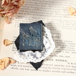 【宵闇色】薔薇と猫の洋古書風ブローチ