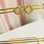 白蝶貝のクローバーピアス/イヤリング