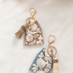 ホワイトフラワー𓇬𓂂𓈒刺繍リボンキーホルダー♡