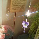 。。。春の光を浴びる。。。ビオラ押し花サンキャッチャー　