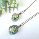 宝石風　きらめくお花&リーフのネックレス−アクアブルー−