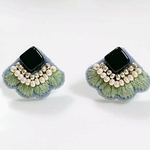 花びらビーズ刺繍ピアス くすみグリーン