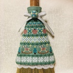 こぎん刺し　クリスマスツリーのカバー付きミニほうき〈もみの木〉