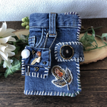 ビンテージデニムとフェザーの刺繍のスマホケース（手帳型）・デニムとビーズ刺繍のキーホルダーチャーム付き/水牛の角・ハラコ・メンズ・メンズライク