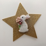 ビーズ刺繍のブローチ🪡　うさぎ（お花といっしょに💐）