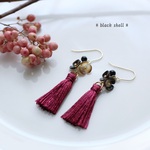 ＊黒蝶貝の花とタッセルのピアス＊イヤリングに変更可＊オニキス＊フラワー