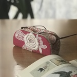 エレガントなローズピンク　大人女子の　メガネスタンド　　もうメガネを迷子にしない♪置いてあるだけでカワイイ　メガネ置き