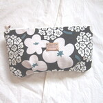 【送料込み】おおきめポーチ☆横長　黒地に花柄1301　スマホケース・通帳ケース