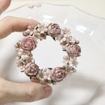 布花　薔薇とかすみ草のリースブローチ　487