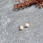 6月誕生石 淡水パールの小粒ピアス つけっぱなし 会社 オフィス 仕事 シンプル 小さい ピアス 天然石