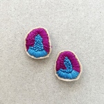 raspberry×blue刺繍ピアス
