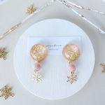 "キレイに美しく…"　大ぶり　煌めきピンク×雪の結晶　ピアス／イヤリングd