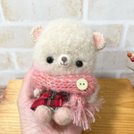 マフラーを巻いたチェックワンピースのにっこりくまちゃん(ラッピング無料)