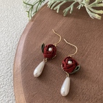 つまみ細工　椿とパールのピアス　イヤリング【紅】