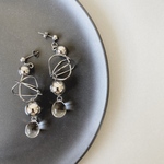 【SALE】クリア × ワイヤー × 大ぶりピアス［ サージカルステンレスポスト使用 / イヤリング対応 ］