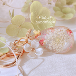 【New】Flowerティアドロップのキーホルダー　ニュアンスカラー　ハンドメイドレジン　押し花　キーホルダー　アンティークカラー　くすみカラー　ハンドメイドキーホルダー　お花　淡水パール　