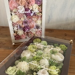 2個セット　結婚式両親贈呈品　プリザーブドフラワーアレンジ　白枠〈ピンク／パープル／白〉と茶枠〈白／グリーン〉文字入れ