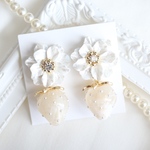 お花といちごのマーブルピアス♡イヤリング　ホワイト